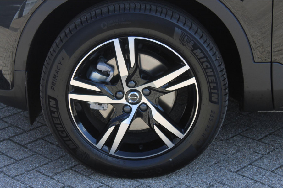 Volvo XC40 B4 211PK Automaat Plus Dark Harman Kardon Audio installatie / Semi elektrisch wegklapbare trekhaak / Google infotainment / Verwarmbare voorruit / Verwarmbare voorstoelen