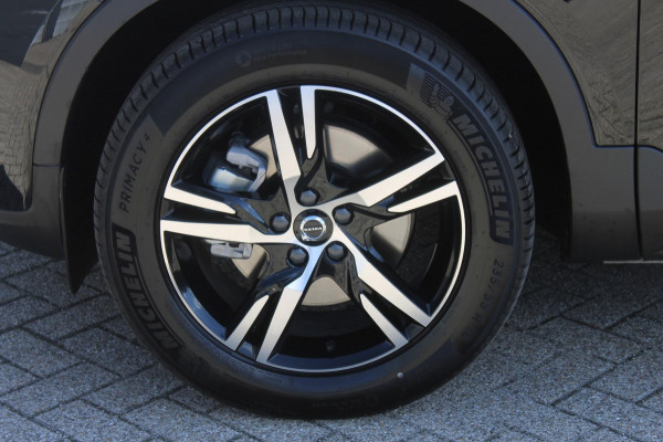 Volvo XC40 B4 211PK Automaat Plus Dark Harman Kardon Audio installatie / Semi elektrisch wegklapbare trekhaak / Google infotainment / Verwarmbare voorruit / Verwarmbare voorstoelen