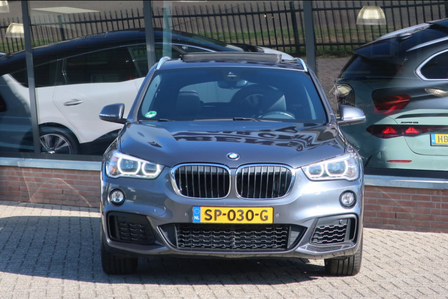 BMW X1 SDrive20i High Executive 1e EIG_LED_PANO_HEAD-UP_CAM_PDC V+A_NAP.