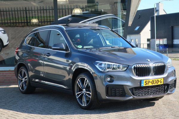 BMW X1 SDrive20i High Executive 1e EIG_LED_PANO_HEAD-UP_CAM_PDC V+A_NAP.