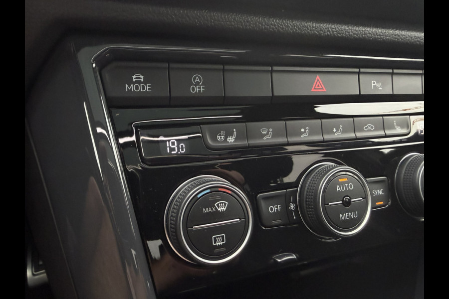 Volkswagen T-Roc 1.5 TSI Sport | Pano | Trekhaak | LED | Carplay | Camera | Virtual Cockpit | Blind-Spot | PDC