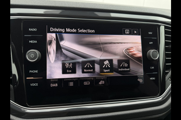 Volkswagen T-Roc 1.5 TSI Sport | Pano | Trekhaak | LED | Carplay | Camera | Virtual Cockpit | Blind-Spot | PDC