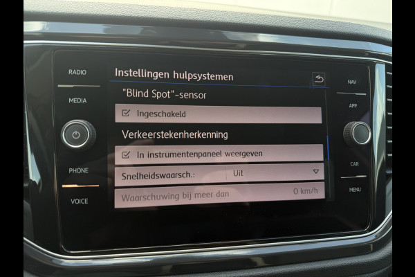 Volkswagen T-Roc 1.5 TSI Sport | LED | Trekhaak | Carplay | Camera | Virtual Cockpit | Blind-Spot | PDC
