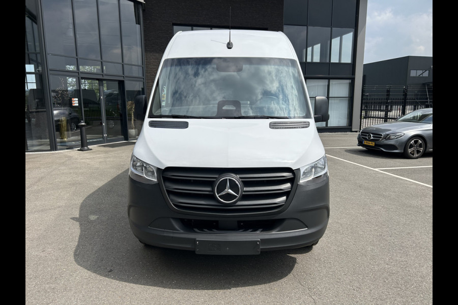 Mercedes-Benz eSprinter 320 L2 H2 Pro 81kWh / Snel laden 115Kw / Trekhaak / MBUX / Navigatie / Camera / Cruise control / Airco / 270 Graden achterdeuren .