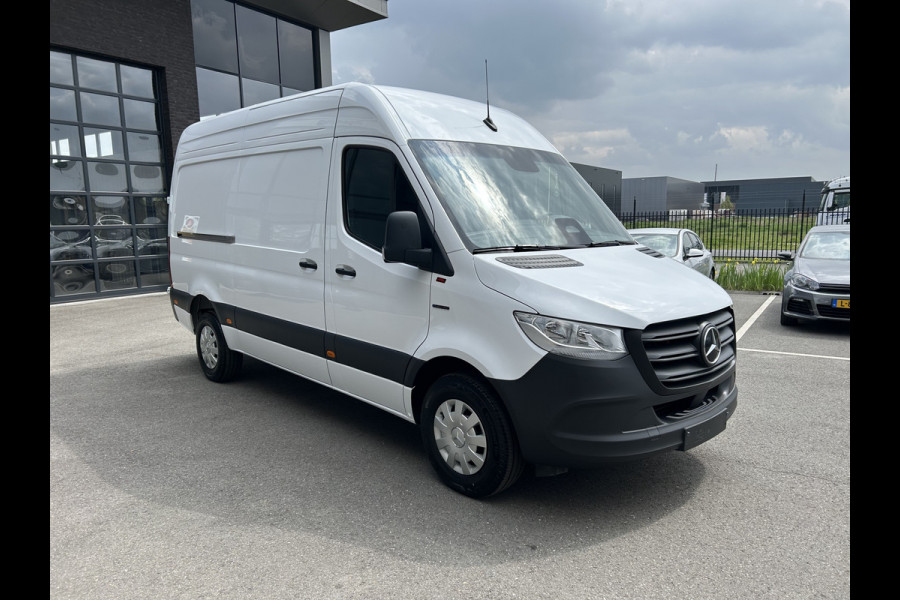 Mercedes-Benz eSprinter 320 L2 H2 Pro 81kWh / Snel laden 115Kw / Trekhaak / MBUX / Navigatie / Camera / Cruise control / Airco / 270 Graden achterdeuren .