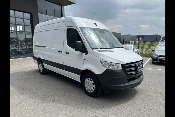 Mercedes-Benz eSprinter 320 L2 H2 Pro 81kWh / Snel laden 115Kw / Trekhaak / MBUX / Navigatie / Camera / Cruise control / Airco / 270 Graden achterdeuren .
