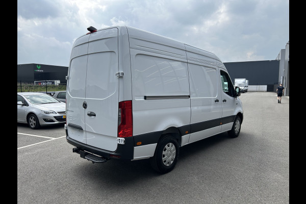 Mercedes-Benz eSprinter 320 L2 H2 Pro 81kWh / Snel laden 115Kw / Trekhaak / MBUX / Navigatie / Camera / Cruise control / Airco / 270 Graden achterdeuren .