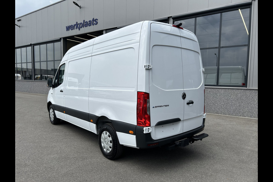 Mercedes-Benz eSprinter 320 L2 H2 Pro 81kWh / Snel laden 115Kw / Trekhaak / MBUX / Navigatie / Camera / Cruise control / Airco / 270 Graden achterdeuren .