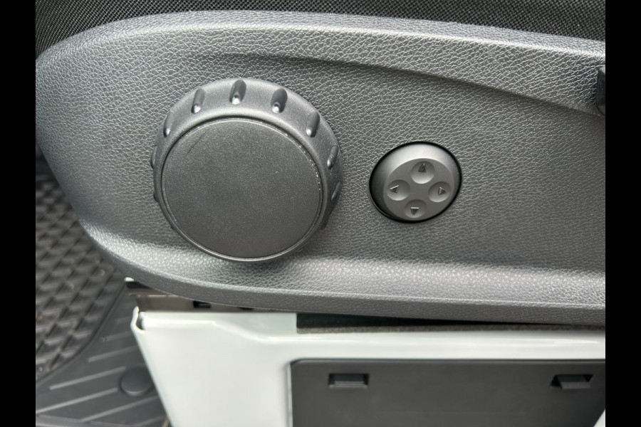 Mercedes-Benz eSprinter 320 L2 H2 Pro 81kWh / Snel laden 115Kw / Trekhaak / MBUX / Navigatie / Camera / Cruise control / Airco / 270 Graden achterdeuren .