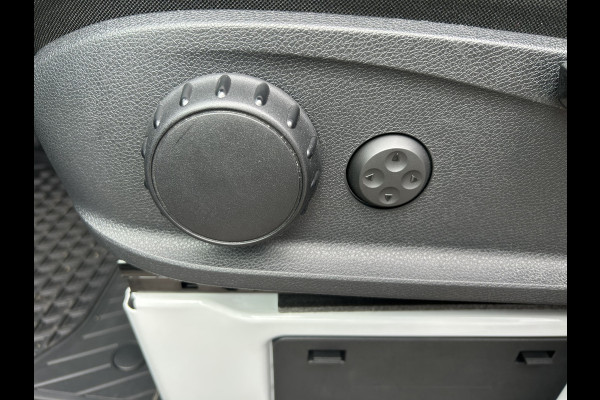Mercedes-Benz eSprinter 320 L2 H2 Pro 81kWh / Snel laden 115Kw / Trekhaak / MBUX / Navigatie / Camera / Cruise control / Airco / 270 Graden achterdeuren .