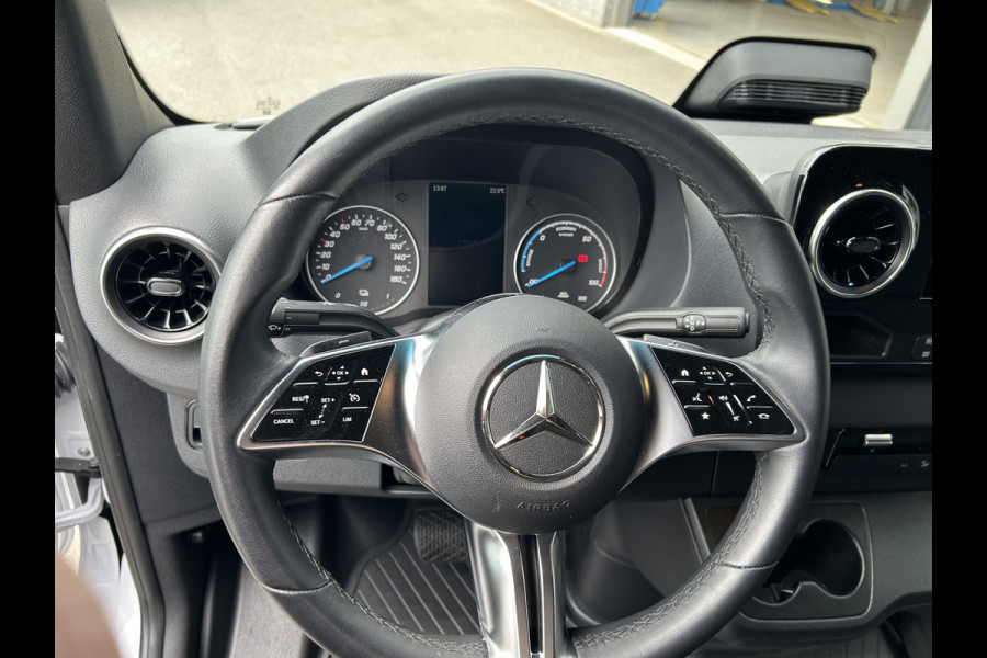 Mercedes-Benz eSprinter 320 L2 H2 Pro 81kWh / Snel laden 115Kw / Trekhaak / MBUX / Navigatie / Camera / Cruise control / Airco / 270 Graden achterdeuren .
