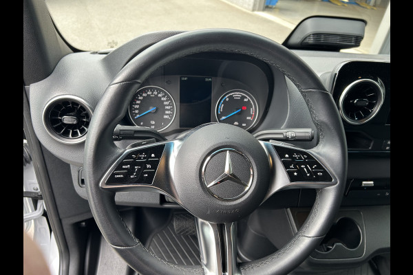 Mercedes-Benz eSprinter 320 L2 H2 Pro 81kWh / Snel laden 115Kw / Trekhaak / MBUX / Navigatie / Camera / Cruise control / Airco / 270 Graden achterdeuren .