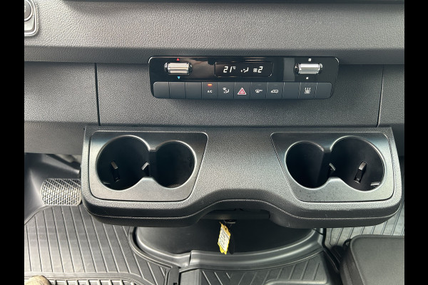Mercedes-Benz eSprinter 320 L2 H2 Pro 81kWh / Snel laden 115Kw / Trekhaak / MBUX / Navigatie / Camera / Cruise control / Airco / 270 Graden achterdeuren .