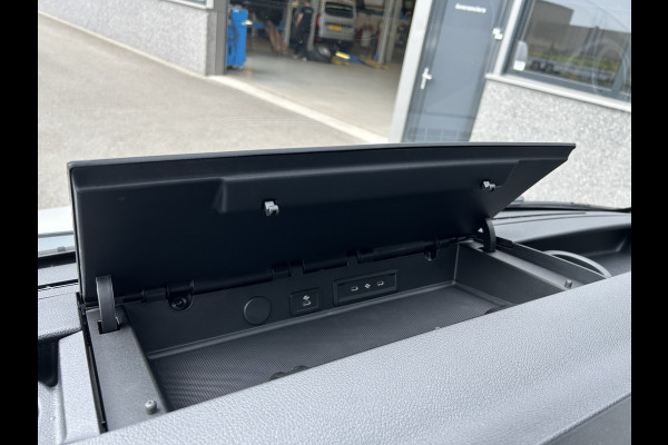 Mercedes-Benz eSprinter 320 L2 H2 Pro 81kWh / Snel laden 115Kw / Trekhaak / MBUX / Navigatie / Camera / Cruise control / Airco / 270 Graden achterdeuren .