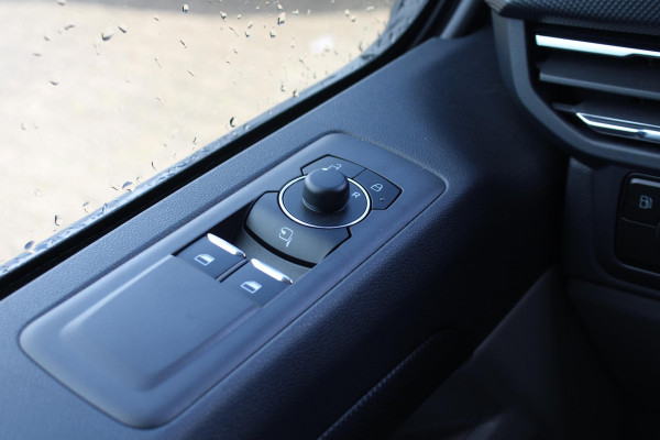 Ford Transit Custom 320 2.5 PHEV L2H1 Grey Platinum DC | Dubbele Cabine | Rijklaar | Dubbele zijschuifdeur | Dual-zone automatische airconditioning | Privacy glass | Groot middenconsole | Trekhaakvoorbereiding | Centrale dubbele vergrendeling | Driver Assistent Pack Ultimate | Verwarmbaar stuurwiel | 2 AGM accus | PHEV 1-fase oplaadkabel 10m | Vehicle Integration System