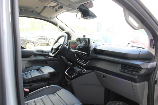 Ford Transit Custom 320 2.5 PHEV L2H1 Grey Platinum DC | Dubbele Cabine | Rijklaar | Dubbele zijschuifdeur | Dual-zone automatische airconditioning | Privacy glass | Groot middenconsole | Trekhaakvoorbereiding | Centrale dubbele vergrendeling | Driver Assistent Pack Ultimate | Verwarmbaar stuurwiel | 2 AGM accus | PHEV 1-fase oplaadkabel 10m | Vehicle Integration System