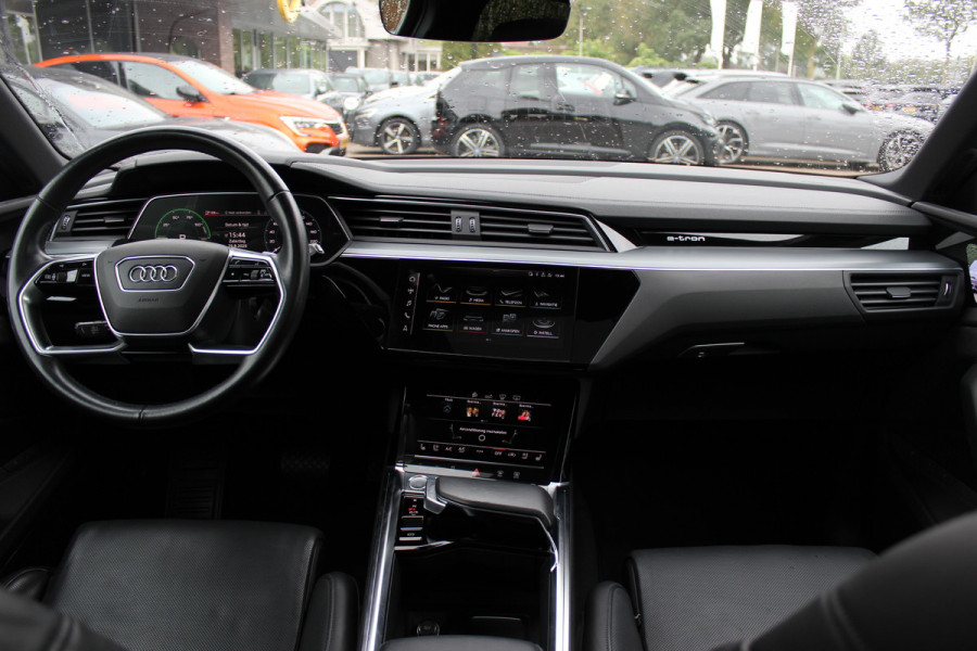 Audi e-tron 55 quattro S edition 95 kWh 46.023 km!. / SoH 94,6% / Panoramadak / 360Camera / Head-up / Luxe Leder / Luchtvering / 21'' / B&O / Softclose / Matrix LED / CarPlay / Dodehoek / DAB / ACC / Stoelmassage+Ventilatie