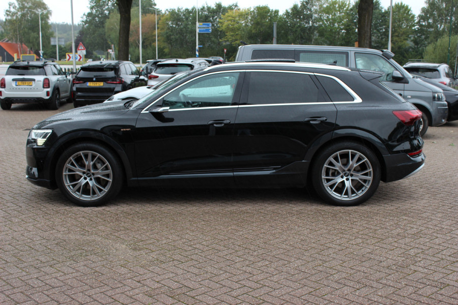 Audi e-tron 55 quattro S edition 95 kWh 46.023 km!. / SoH 94,6% / Panoramadak / 360Camera / Head-up / Luxe Leder / Luchtvering / 21'' / B&O / Softclose / Matrix LED / CarPlay / Dodehoek / DAB / ACC / Stoelmassage+Ventilatie