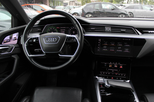 Audi e-tron 55 quattro S edition 95 kWh 46.023 km!. / SoH 94,6% / Panoramadak / 360Camera / Head-up / Luxe Leder / Luchtvering / 21'' / B&O / Softclose / Matrix LED / CarPlay / Dodehoek / DAB / ACC / Stoelmassage+Ventilatie