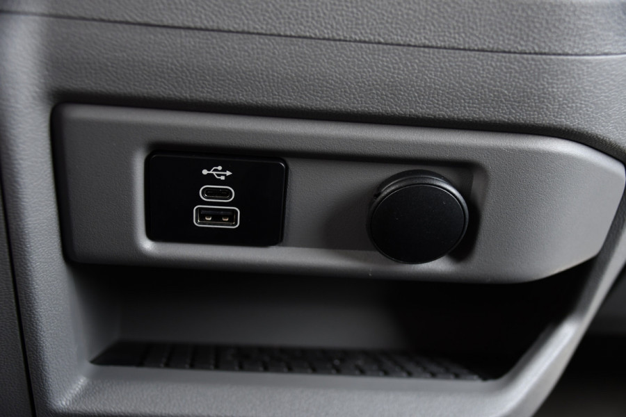 Ford Transit Custom 320 2.0 TDCI L2H1 Limited Black Edition Adaptieve Cruise, Camera, Carplay, 2 x Schuifdeur, 170pk, Automaat, Sensoren, Trekhaak, Stoelverwarming, Multimedia, Uniek!