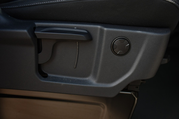 Ford Transit Custom 320 2.0 TDCI L2H1 Limited Black Edition Adaptieve Cruise, Camera, Carplay, 2 x Schuifdeur, 170pk, Automaat, Sensoren, Trekhaak, Stoelverwarming, Multimedia, Uniek!