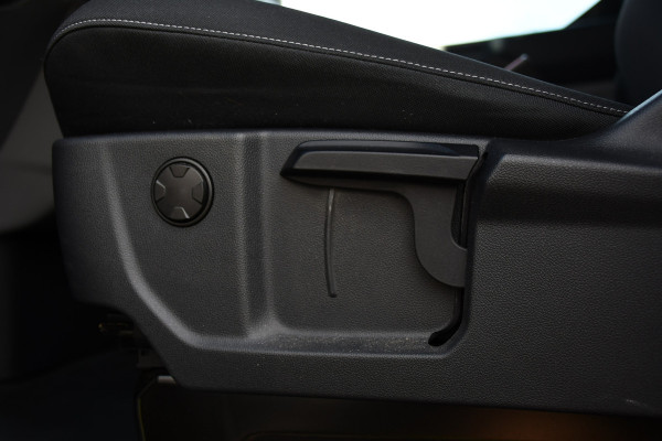 Ford Transit Custom 320 2.0 TDCI L2H1 Limited Black Edition Adaptieve Cruise, Camera, Carplay, 2 x Schuifdeur, 170pk, Automaat, Sensoren, Trekhaak, Stoelverwarming, Multimedia, Uniek!