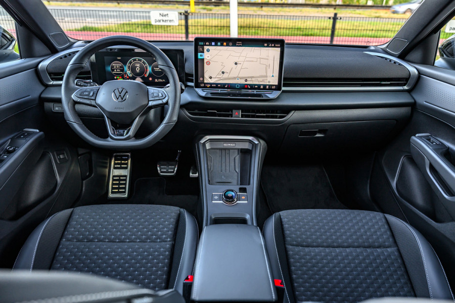 Volkswagen T-Roc 1.5 eTsi R-Line R-Line Pano/Trekhaak/Sfeer/iQ-lights