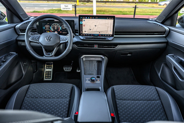 Volkswagen T-Roc 1.5 eTsi R-Line R-Line Pano/Trekhaak/Sfeer/iQ-lights