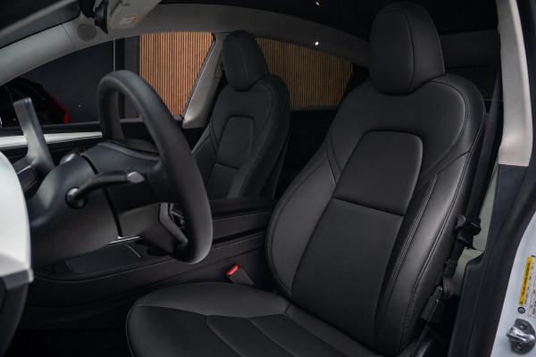 Tesla Model Y SOH: 95,8% Navi 360° Leer ACC Autopilot PDC Elektr. achterklep Stoelverwarmimg voor en achter Stuurverwarming Optie: Full Self-Driving Capability BTW auto