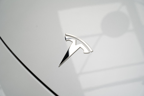 Tesla Model Y SOH: 95,8% Navi 360° Leer ACC Autopilot PDC Elektr. achterklep Stoelverwarmimg voor en achter Stuurverwarming Optie: Full Self-Driving Capability BTW auto