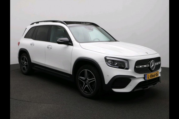 Mercedes-Benz Glb 180 Business Solution AMG AMG Line | Night Pakket | Panorama Schuif-Kanteldak | Parkeerpakket met achteruitrijcamera | Stoelverwarming. Inclusief 24 maanden MB Certified garantie voor Europa.