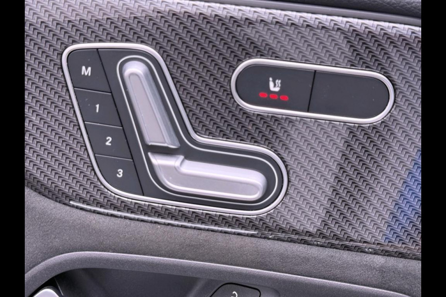 Mercedes-Benz Glb 180 Business Solution AMG AMG Line | Night Pakket | Panorama Schuif-Kanteldak | Parkeerpakket met achteruitrijcamera | Stoelverwarming. Inclusief 24 maanden MB Certified garantie voor Europa.