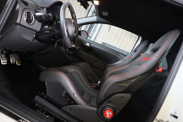 Fiat 500 1.4 T-Jet Abarth Esseesse 70th Anniversary / Sabelt Stoelen / AKRAPOVIC / Carbon / Navi / Ecc / Rode Gordels / Led