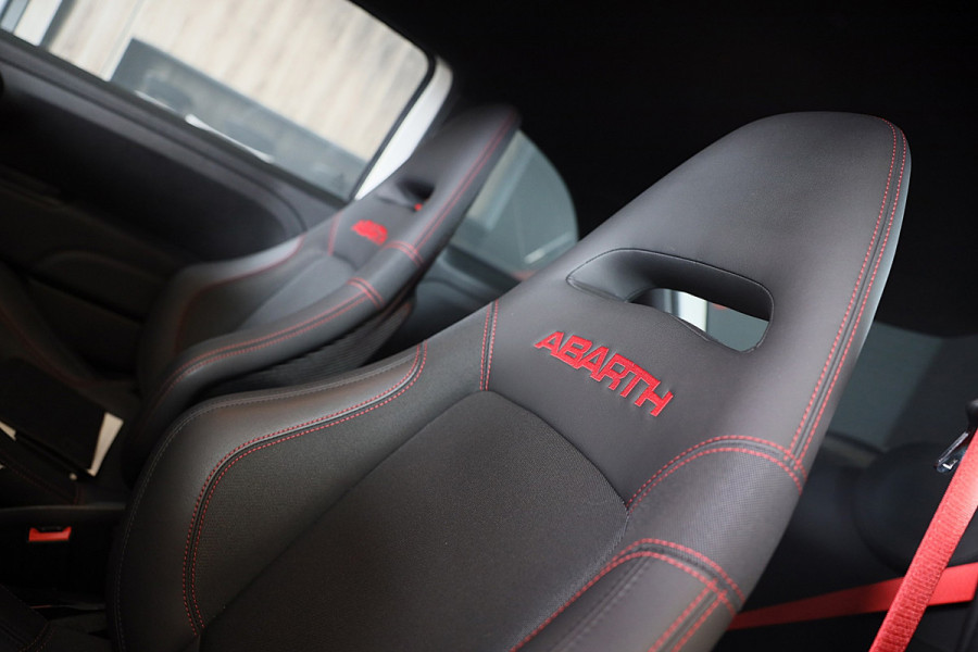 Fiat 500 1.4 T-Jet Abarth Esseesse 70th Anniversary / Sabelt Stoelen / AKRAPOVIC / Carbon / Navi / Ecc / Rode Gordels / Led