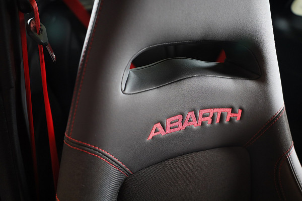 Fiat 500 1.4 T-Jet Abarth Esseesse 70th Anniversary / Sabelt Stoelen / AKRAPOVIC / Carbon / Navi / Ecc / Rode Gordels / Led