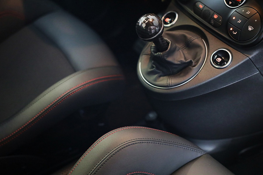 Fiat 500 1.4 T-Jet Abarth Esseesse 70th Anniversary / Sabelt Stoelen / AKRAPOVIC / Carbon / Navi / Ecc / Rode Gordels / Led