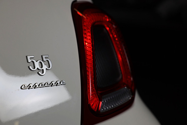 Fiat 500 1.4 T-Jet Abarth Esseesse 70th Anniversary / Sabelt Stoelen / AKRAPOVIC / Carbon / Navi / Ecc / Rode Gordels / Led