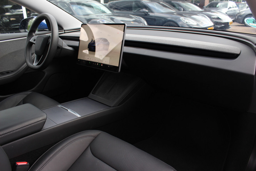Tesla Model 3 RWD 60 kWh / Autopilot 4 / 4season banden / Panoramadak / Camera / Leder / 18'' / Navigatie / Stoelverwarming