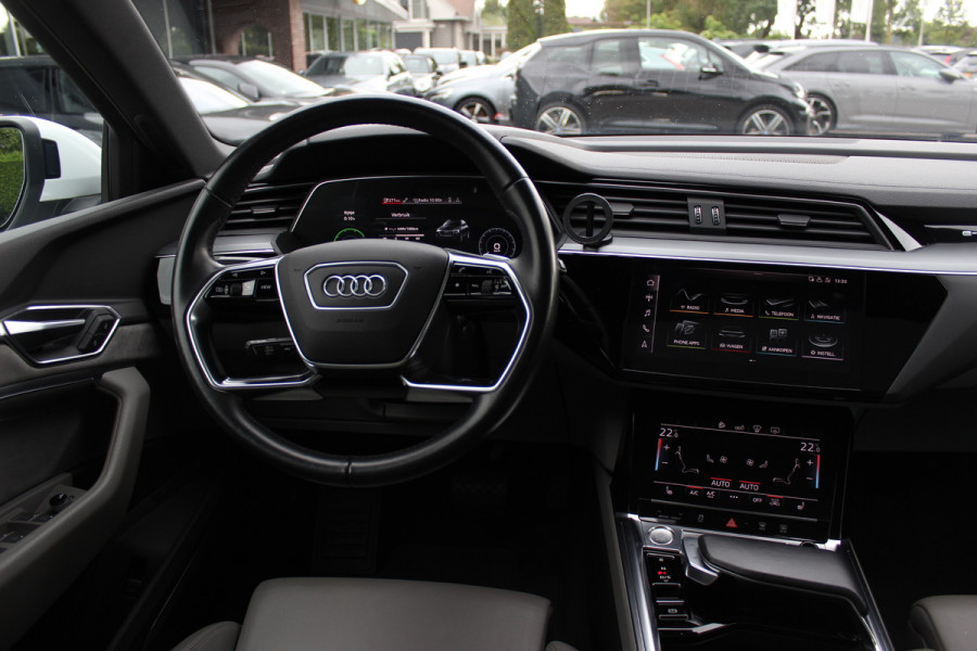 Audi e-tron e-tron 55 quattro advanced Pro Line Plus 95 kWh / SoH 93,7% / Panoramadak / 360Camera / Head-up / Leder / 21'' / Luchtvering / B&O / Softclose / Sportstoelen / Stoelverwarming / Dodehoek / DAB / ACC