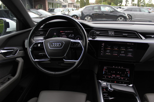 Audi e-tron e-tron 55 quattro advanced Pro Line Plus 95 kWh / SoH 93,7% / Panoramadak / 360Camera / Head-up / Leder / 21'' / Luchtvering / B&O / Softclose / Sportstoelen / Stoelverwarming / Dodehoek / DAB / ACC