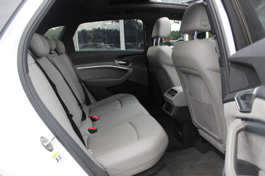 Audi e-tron e-tron 55 quattro advanced Pro Line Plus 95 kWh / SoH 93,7% / Panoramadak / 360Camera / Head-up / Leder / 21'' / Luchtvering / B&O / Softclose / Sportstoelen / Stoelverwarming / Dodehoek / DAB / ACC