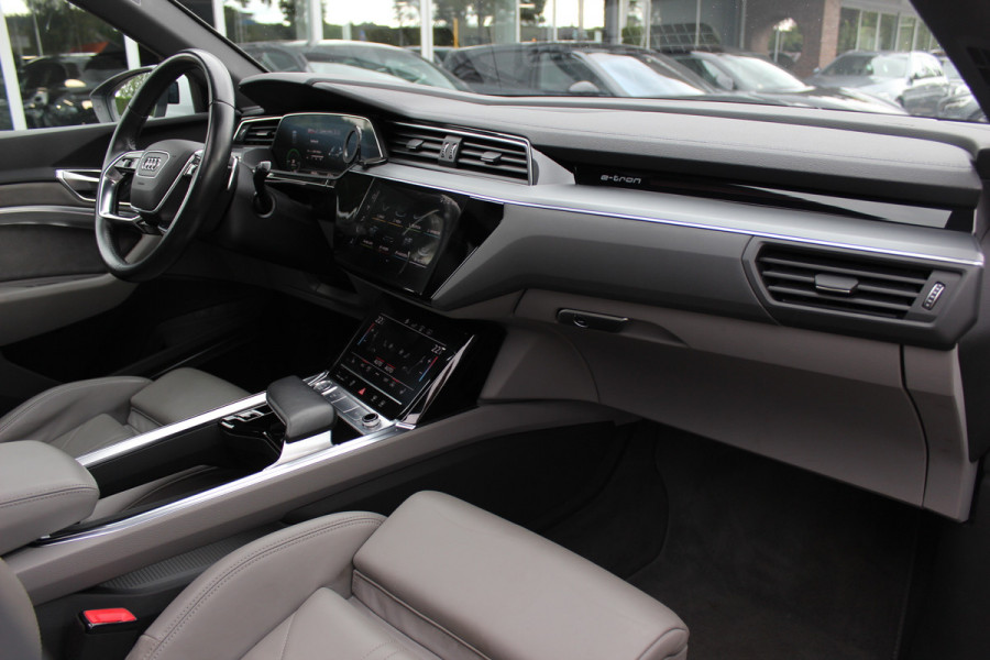 Audi e-tron e-tron 55 quattro advanced Pro Line Plus 95 kWh / SoH 93,7% / Panoramadak / 360Camera / Head-up / Leder / 21'' / Luchtvering / B&O / Softclose / Sportstoelen / Stoelverwarming / Dodehoek / DAB / ACC