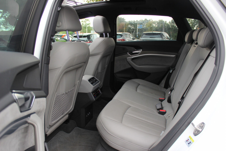 Audi e-tron e-tron 55 quattro advanced Pro Line Plus 95 kWh / SoH 93,7% / Panoramadak / 360Camera / Head-up / Leder / 21'' / Luchtvering / B&O / Softclose / Sportstoelen / Stoelverwarming / Dodehoek / DAB / ACC