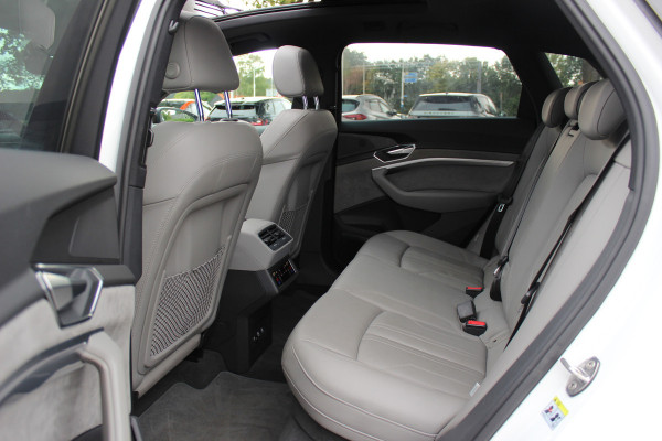Audi e-tron e-tron 55 quattro advanced Pro Line Plus 95 kWh / SoH 93,7% / Panoramadak / 360Camera / Head-up / Leder / 21'' / Luchtvering / B&O / Softclose / Sportstoelen / Stoelverwarming / Dodehoek / DAB / ACC