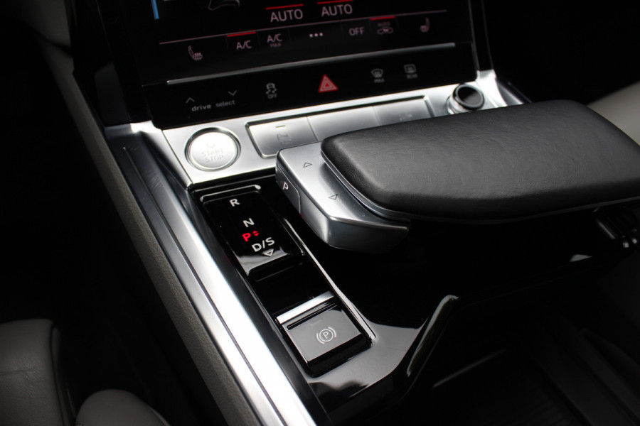 Audi e-tron e-tron 55 quattro advanced Pro Line Plus 95 kWh / SoH 93,7% / Panoramadak / 360Camera / Head-up / Leder / 21'' / Luchtvering / B&O / Softclose / Sportstoelen / Stoelverwarming / Dodehoek / DAB / ACC