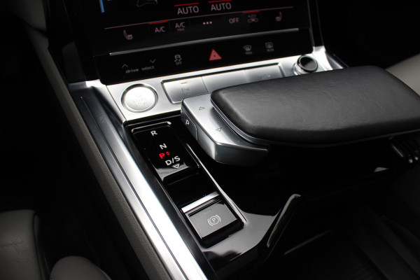Audi e-tron e-tron 55 quattro advanced Pro Line Plus 95 kWh / SoH 93,7% / Panoramadak / 360Camera / Head-up / Leder / 21'' / Luchtvering / B&O / Softclose / Sportstoelen / Stoelverwarming / Dodehoek / DAB / ACC