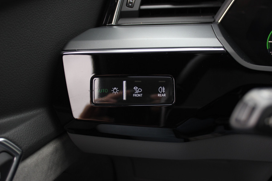 Audi e-tron e-tron 55 quattro advanced Pro Line Plus 95 kWh / SoH 93,7% / Panoramadak / 360Camera / Head-up / Leder / 21'' / Luchtvering / B&O / Softclose / Sportstoelen / Stoelverwarming / Dodehoek / DAB / ACC
