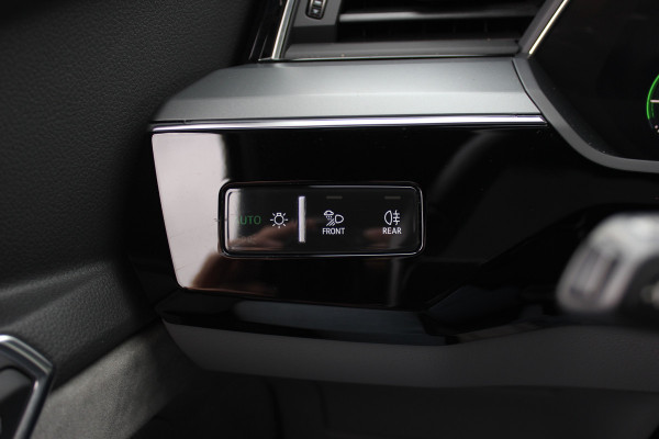Audi e-tron e-tron 55 quattro advanced Pro Line Plus 95 kWh / SoH 93,7% / Panoramadak / 360Camera / Head-up / Leder / 21'' / Luchtvering / B&O / Softclose / Sportstoelen / Stoelverwarming / Dodehoek / DAB / ACC