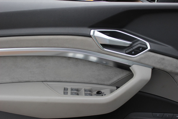 Audi e-tron e-tron 55 quattro advanced Pro Line Plus 95 kWh / SoH 93,7% / Panoramadak / 360Camera / Head-up / Leder / 21'' / Luchtvering / B&O / Softclose / Sportstoelen / Stoelverwarming / Dodehoek / DAB / ACC