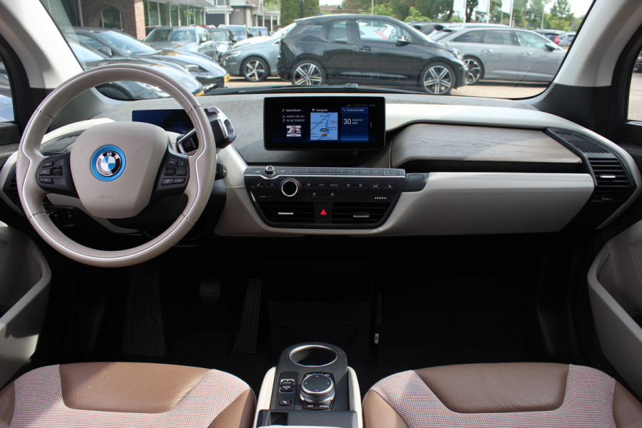 BMW i3 Executive Edition 120Ah 42 kWh / SoH 92,8% / 30.571 km! / Panoramadak / Camera / Navigatie / 20'' / DAB / Stoelverwarming / Warmtepomp / Cruise Control